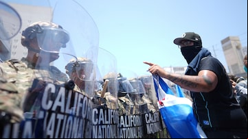 A protester confronts a line of U.S. National Guard in the metropolitan detention center of downtown Los Angeles, Sunday, June 8, 2025, following last night's immigration raid protest. (AP Photo/Eric Thayer). Foto: Eric Thayer