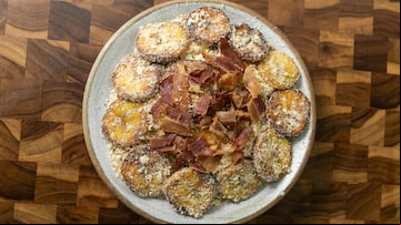 Farofa com bacon sequinho em pequenas tiras por cima e, ao redor, rodelas de banana da terra fritas. Foto: Taba Benedicto/ Estadão