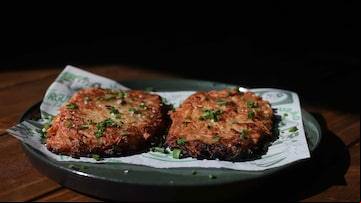 Duas porções de batata Hash Brown em prato sobre a mesa de madeira. Foto: Werther Santana/Estadão