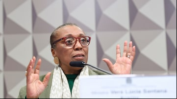 Comissão de Direitos Humanos e Legislação Participativa (CDH) realiza audiência pública destinada a debater sobre a participação negra no sistema político eleitoral.
Em pronunciamento, à bancada, ministra do Tribunal Superior Eleitoral (TSE), Vera Lúcia Santana Araújo. Foto: Edilson Rodrigues/Agência Senado