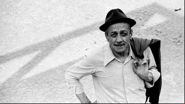 O cantor e compositor Adoniran Barbosa no centro de São Paulo em fevereiro de 1978