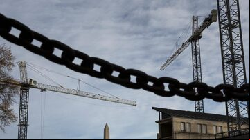 Guindastes de construção sobre a sede do Federal Reserve, em Washington
